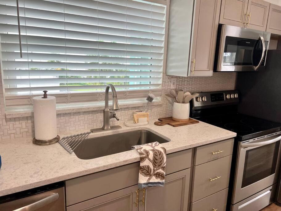 Hébergement de vacances Lakefront Duplex With Pontoon Boat 3 Bed House *
