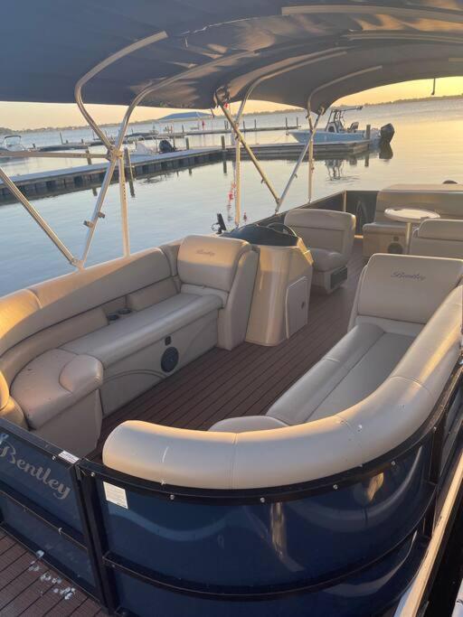 Hébergement de vacances Lakefront Duplex With Pontoon Boat 3 Bed House