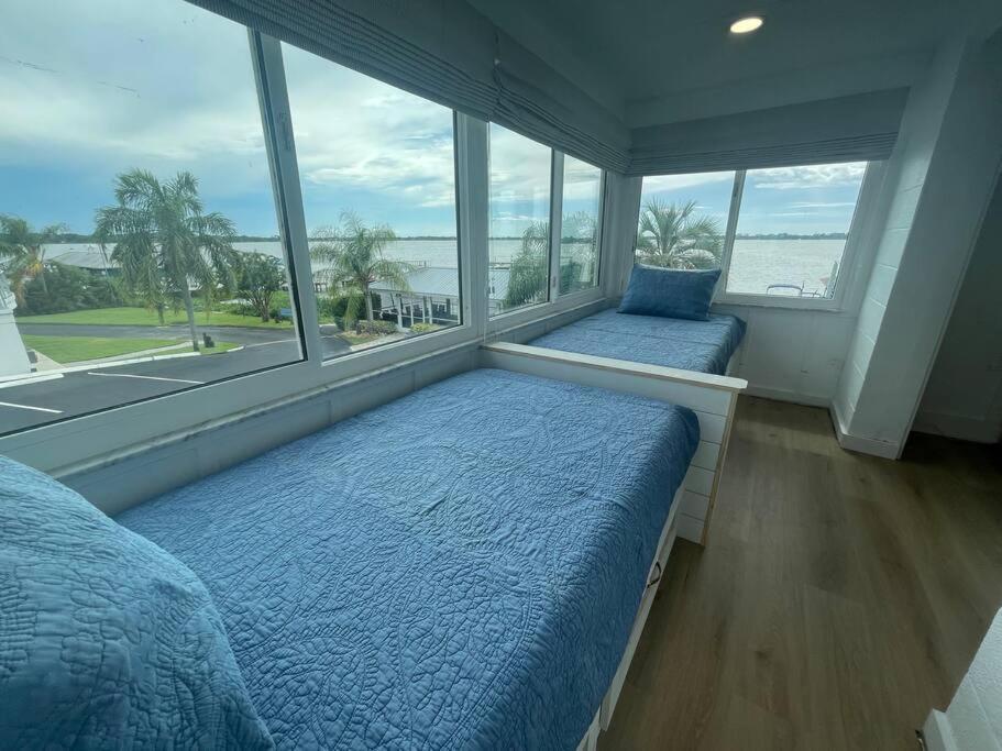 Hébergement de vacances Lakefront Duplex With Pontoon Boat 3 Bed House *